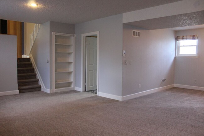 Building Photo - Columbine Hills - 3 BR/2 1/2 BA Home!