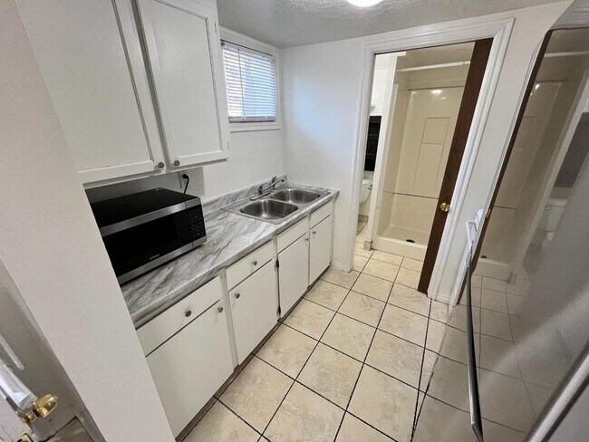 Building Photo - 167 E 400 N