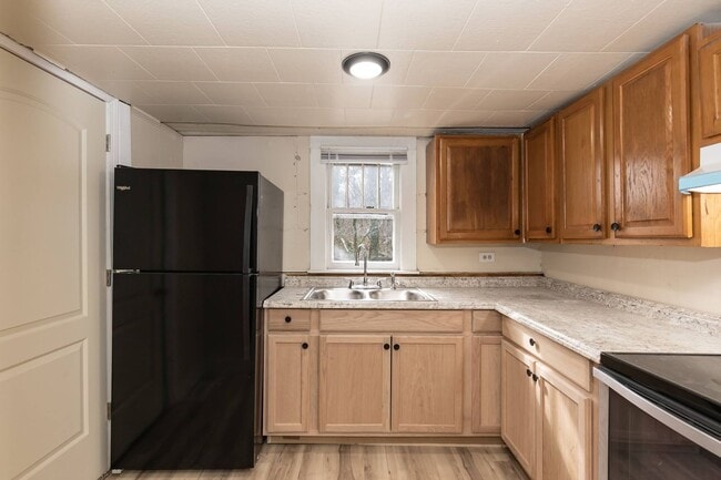 Building Photo - Two Bedroom Home!