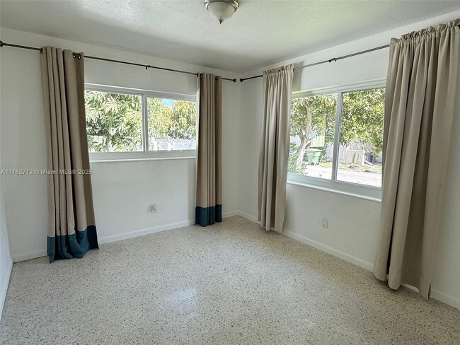 Building Photo - 1642 NE 124th Ln