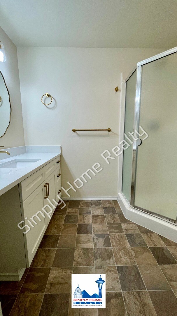 Building Photo - LUXURY DUPLEX RENTAL WITH SPACIOUS BACKYARD