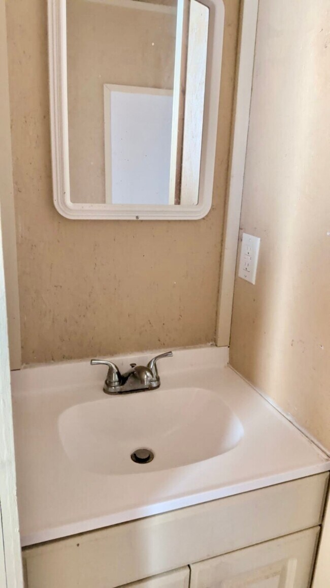 Building Photo - 401 N Clegg St