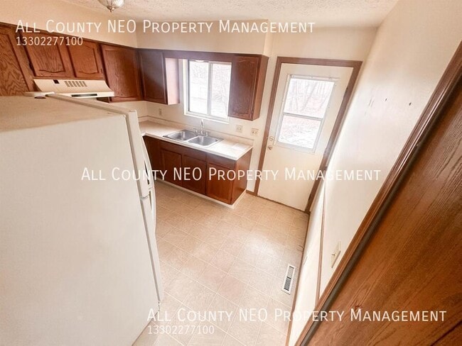 Building Photo - 217 Plum St N