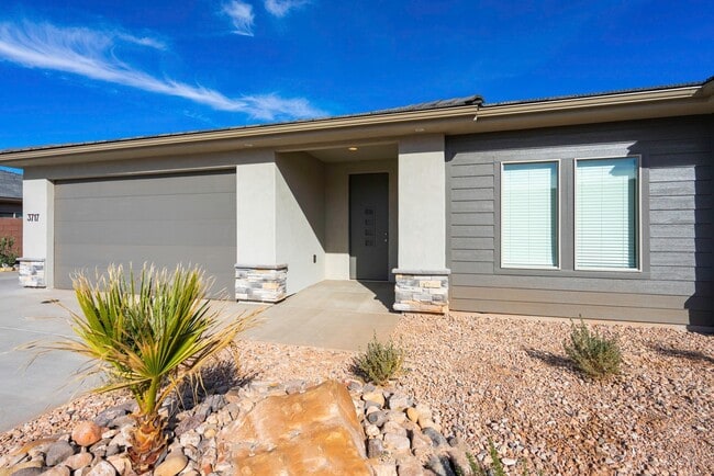 Building Photo - 4 bedroom 2 Bath Home in Desert Edge Cove - RV parking!
