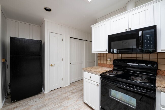 Building Photo - Sunlit One-Bedroom Gem