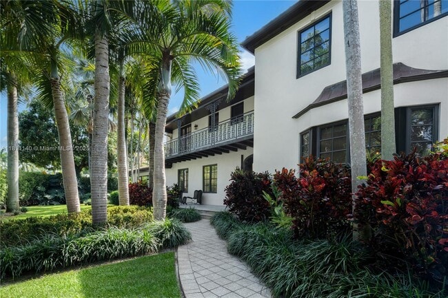 Building Photo - 100 E Dilido Dr