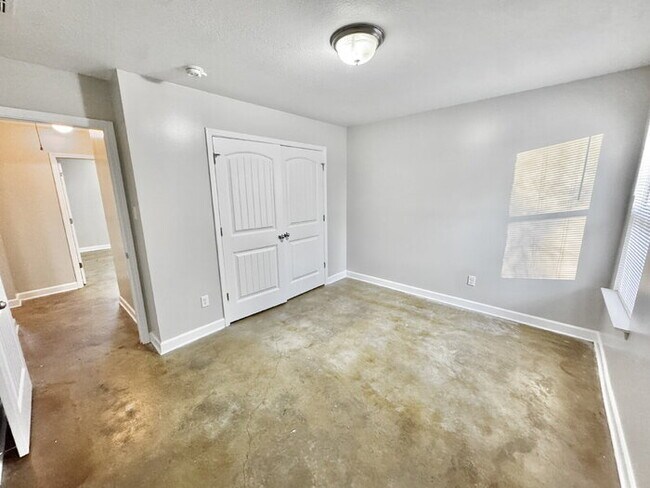 Building Photo - 3915 Jordan View Dr