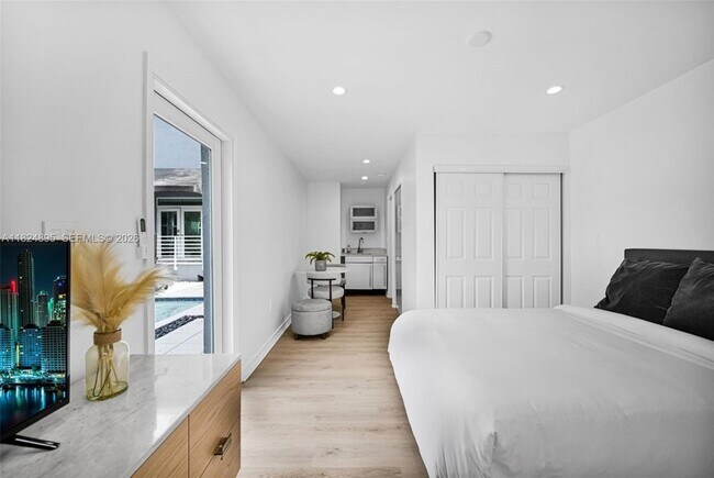 Building Photo - 150 NE 50th St