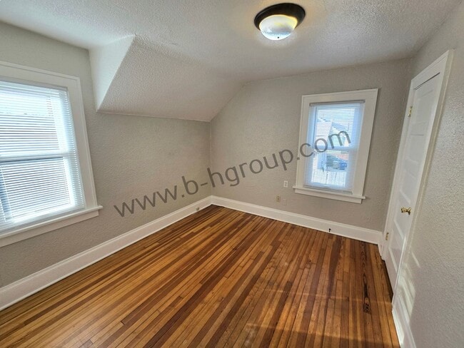 Building Photo - Spacious Single Family Home