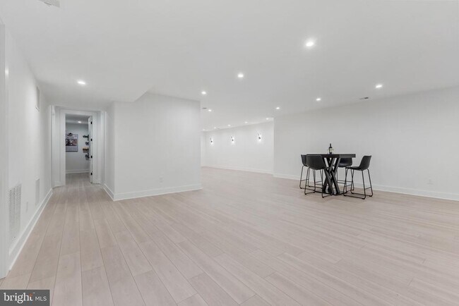 Building Photo - 1513 Oakview Dr