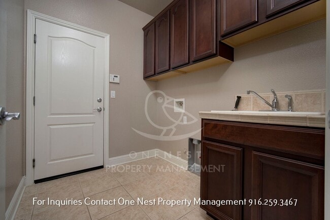 Building Photo - Fantastic - one of a kind 5 bdrm 4 bth hom...