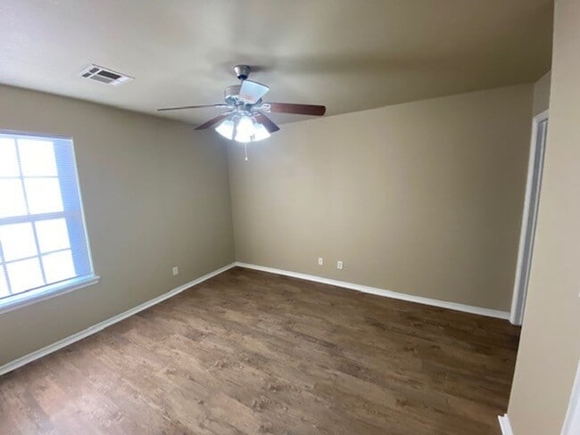 Building Photo - 2 bedrooms - 2 baths + Garage!! Self Showi...