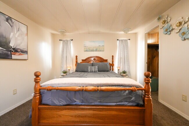 Building Photo - Stylish & Spacious 2-Bedroom Mobile Home