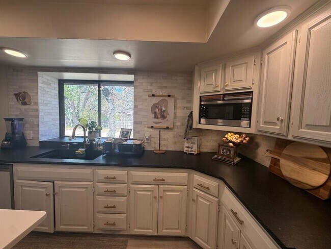 Building Photo - 1925 Plaza District Dr