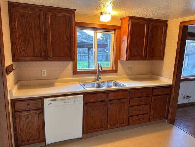 Building Photo - Sunny Fieldbrook 2 Bedroom House – Cat Friendly