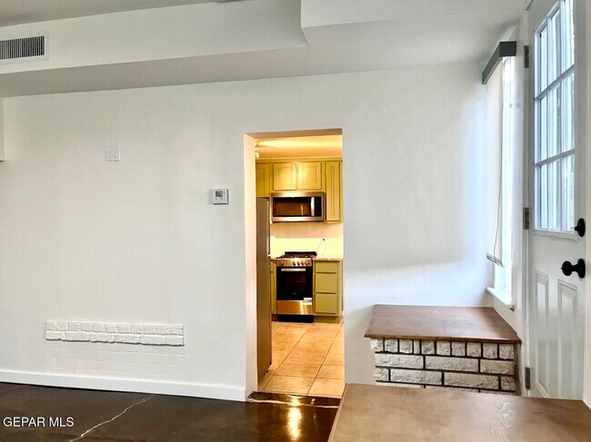 Building Photo - 1203 Madeline Dr