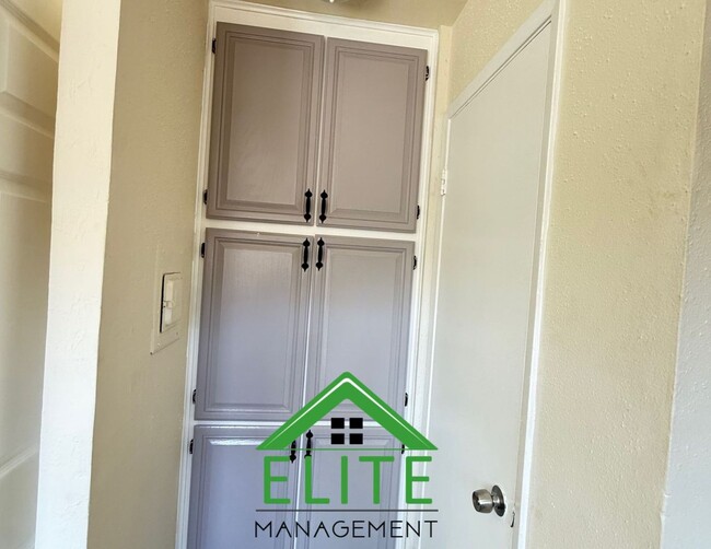 Building Photo - Charming and Updated Townhome in the Heart...