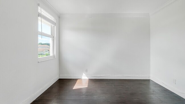 Building Photo - 5611 NW 118th Dr