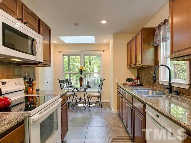 Building Photo - Gorgeous 3 Bedroom Home, Hardwood Floors, ...
