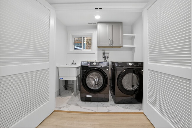 Building Photo - 3019 N Kenneth Ave