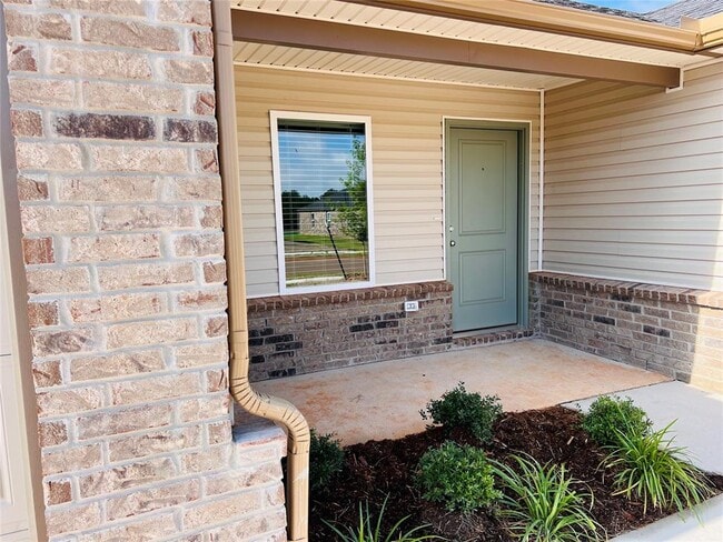 Building Photo - 604 Hillsboro Drive