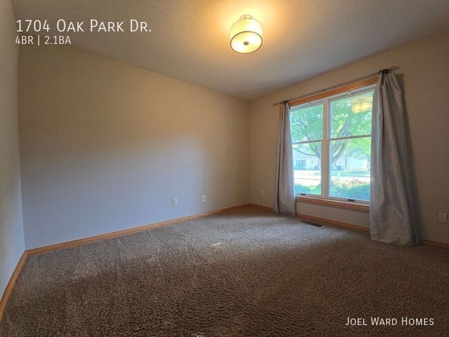 Building Photo - 1704 Oak Park Dr