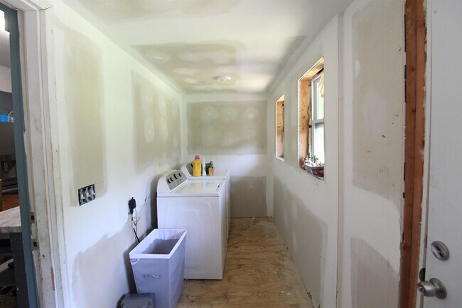 Building Photo - 6171 Collins St NE