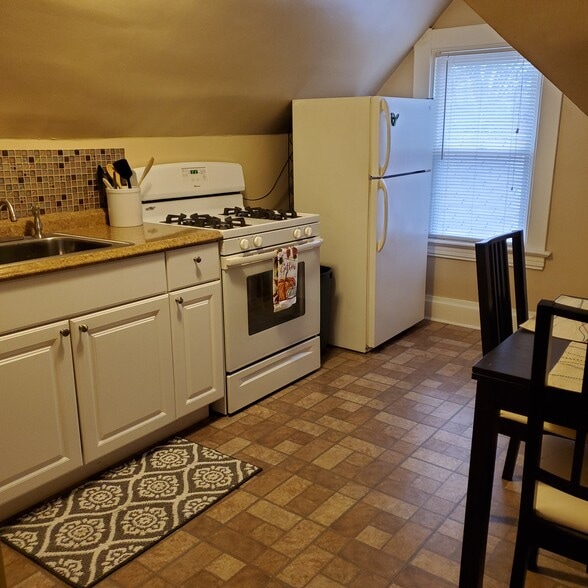 Kitchen - 633 Maplewood Ave