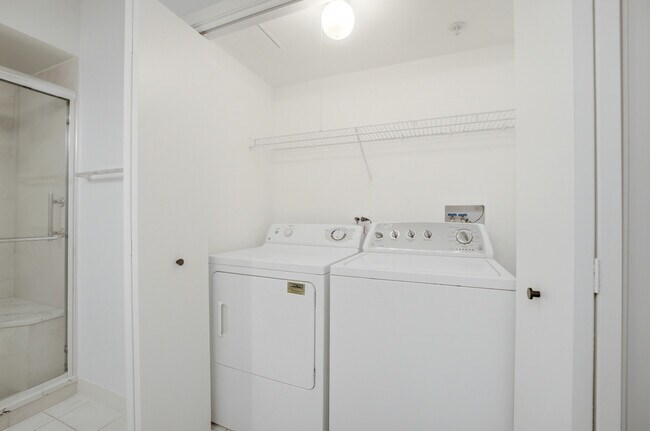 Building Photo - 650 S River Rd