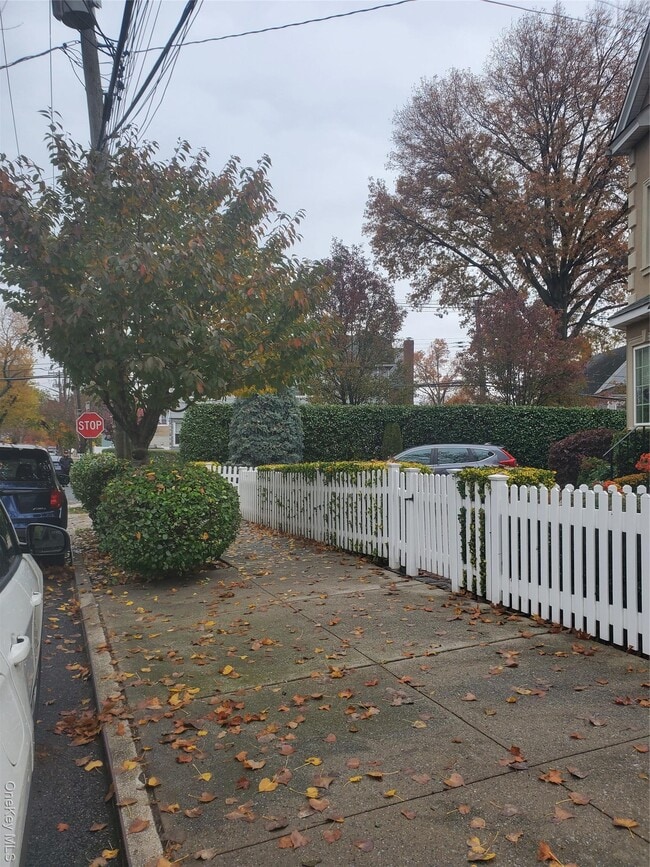 Building Photo - 9-15 College Pl