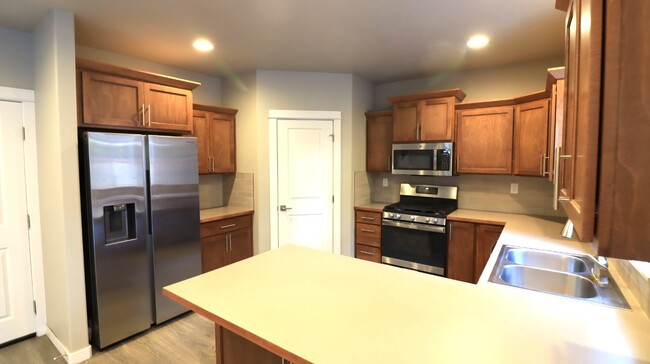 Building Photo - Rare 5/3 home in SE Bend