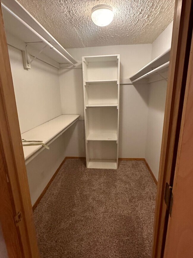 Building Photo - Three bedroom 3 bathroom in popular Bellevue