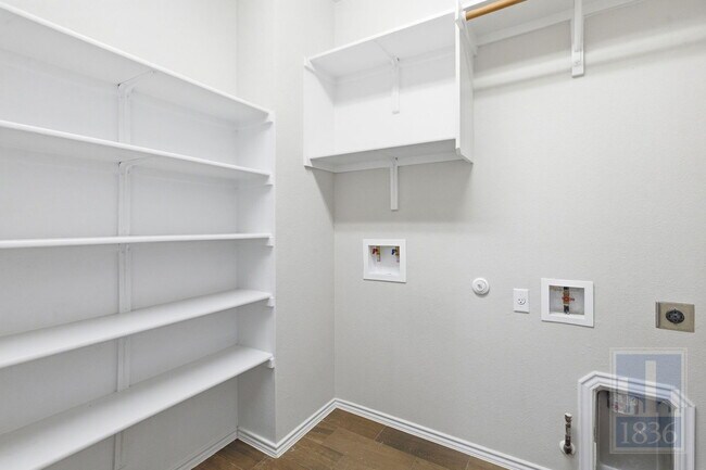 Building Photo - 7800 Vista Mejor Dr