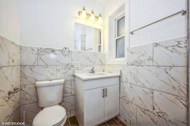 Building Photo - 3329 S Oakley Ave