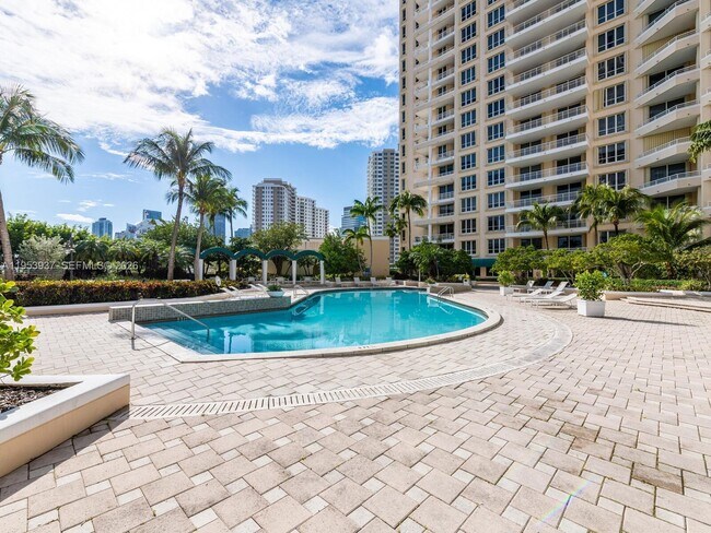 Building Photo - 888 Brickell Key Dr