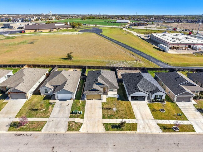 Building Photo - Modern 3 Bed / 2 Bath Home with Granite Kitchen & Full Fenced Yard in Temple