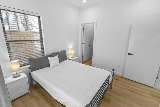 Building Photo - 6742 Peerless St