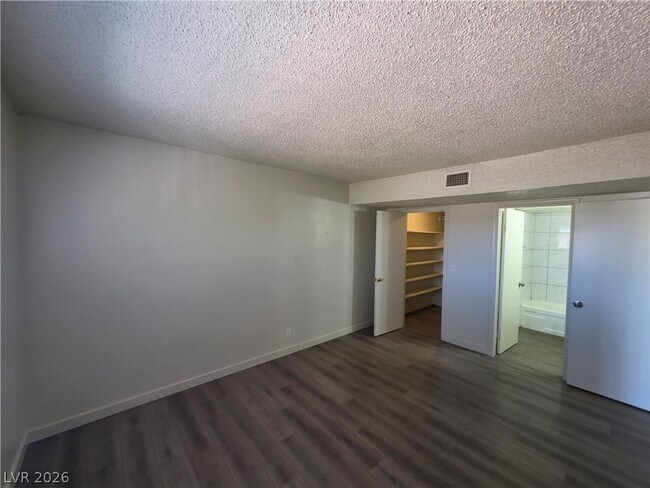 Building Photo - 615 S Royal Crest Cir
