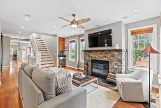 Building Photo - Spacious Kent Home | 6 Bed | 4 Bath | 4,000 Sf | Front Porch + Backyard | Detached 4-Car Garage