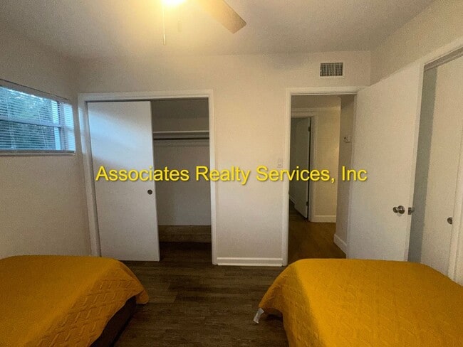 Building Photo - 3 Bed/2 Bath Spacious Home in Mason Manor! Screened Porch and Fenced Backyard!!!