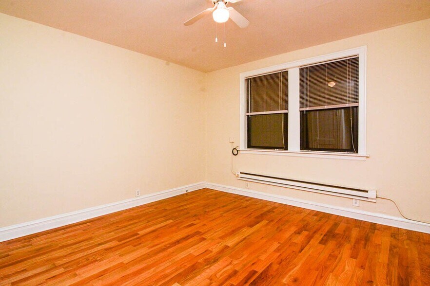 Building Photo - 544 W Wellington Ave