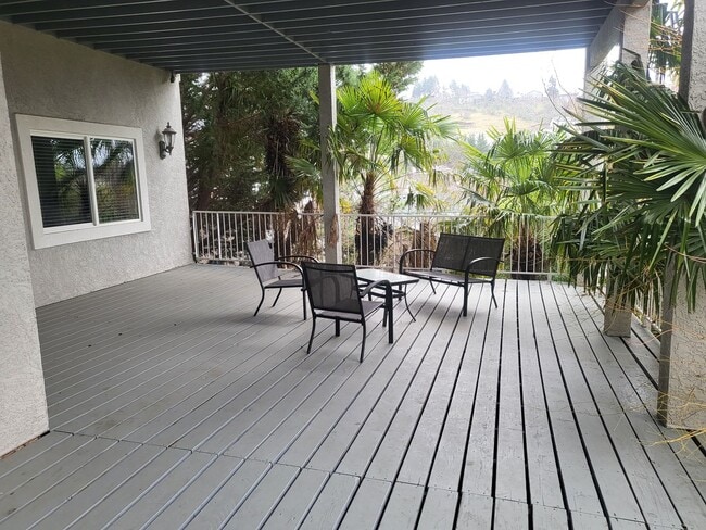 Building Photo - 5 bed 3 bath