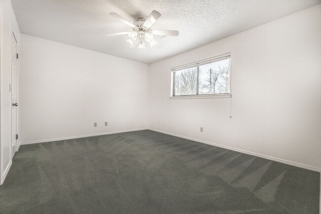 Building Photo - Rogers Duplex in Desirable Location!