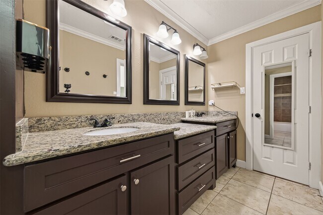 Building Photo - 11414 Meadow Lake Dr