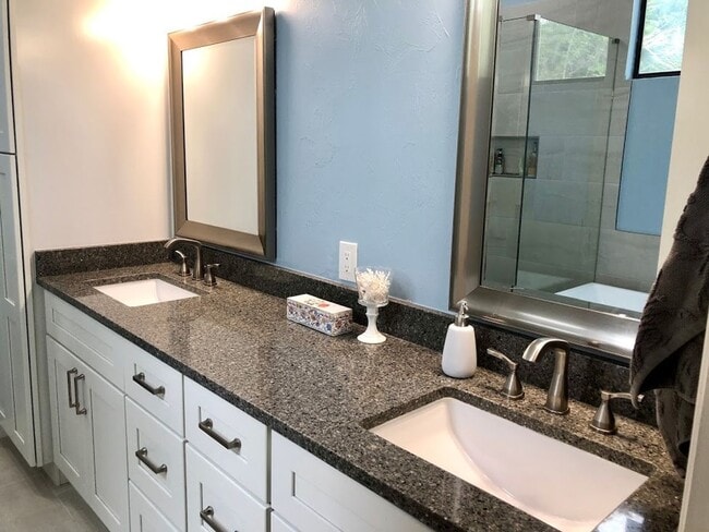 Building Photo - Beautifully Renovated Home in The Reserve!