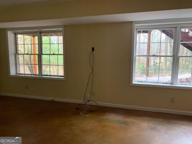 Building Photo - 3896 Parkcrest Dr NE