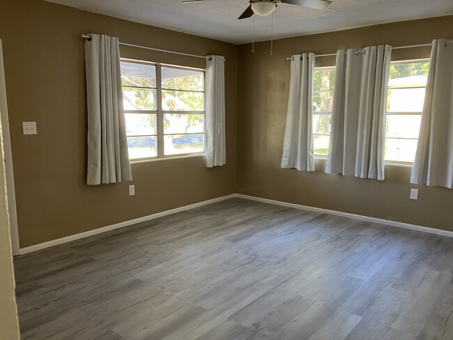 Living room - 1807 Elizabeth St