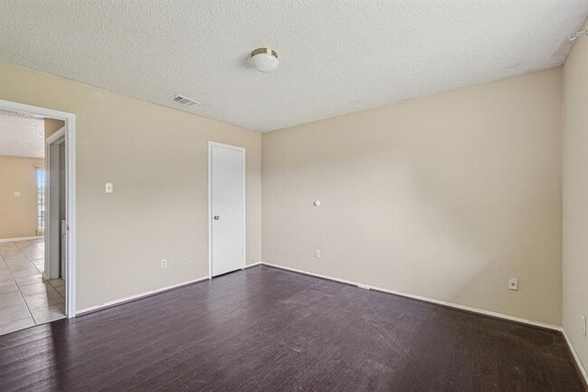 Building Photo - 4003 Stonebridge Dr