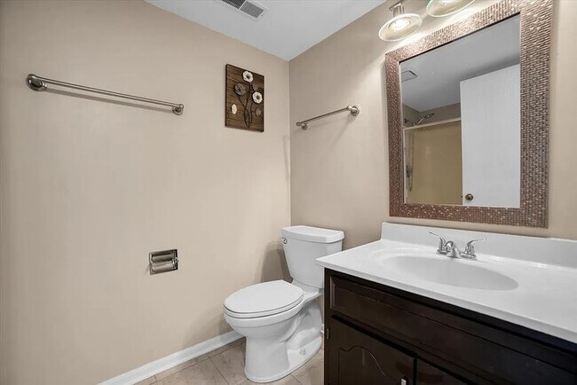 Building Photo - 463 Valley Dr