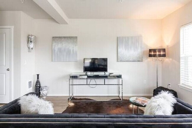 Building Photo - 624 E 32nd St